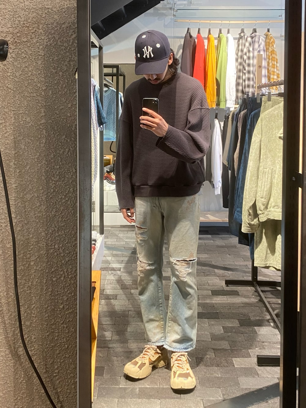 「ancellm、TOIRONIER、camper lab」｜「ANCELMのアイテム（デニムパンツ、ブルー系）」を使った、アスガルさん（メンズ・185cm）の春コーディネートの1枚目の写真