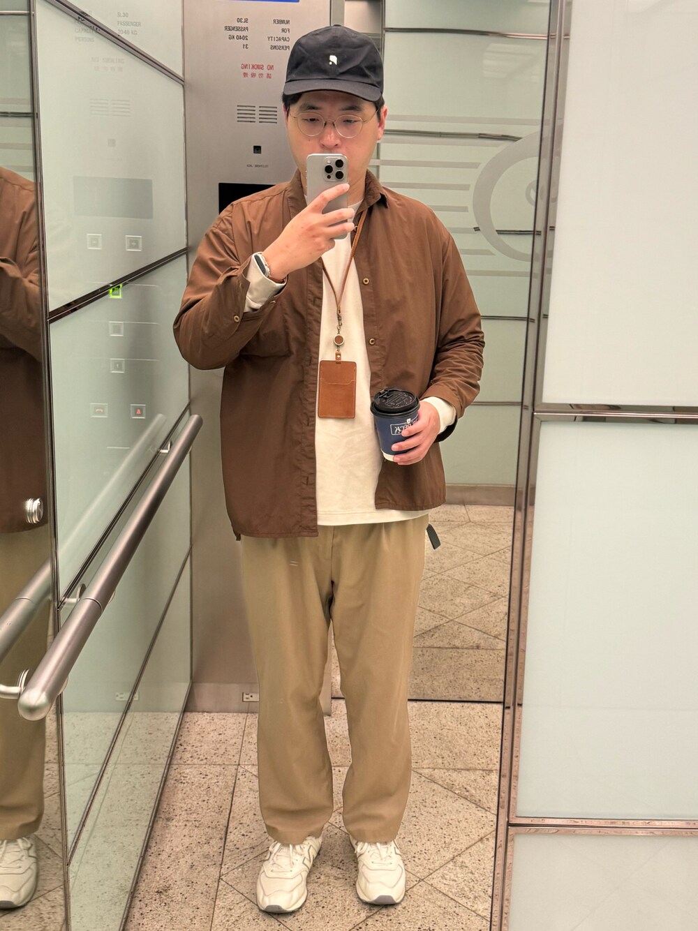 「Taipei 101」｜「NEW BALANCEのアイテム（スニーカー、ホワイト系）」を使った、謝慶潭 Jim Hsieh さん（メンズ・179cm）の春コーディネートの1枚目の写真