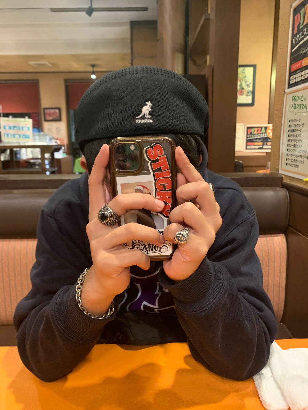 「ストリート、パーカー」｜「kutirのチェーンブレスレット（ブレスレット、グレー系）」を使った、238さん（メンズ・176cm）の秋コーディネートの1枚目の写真