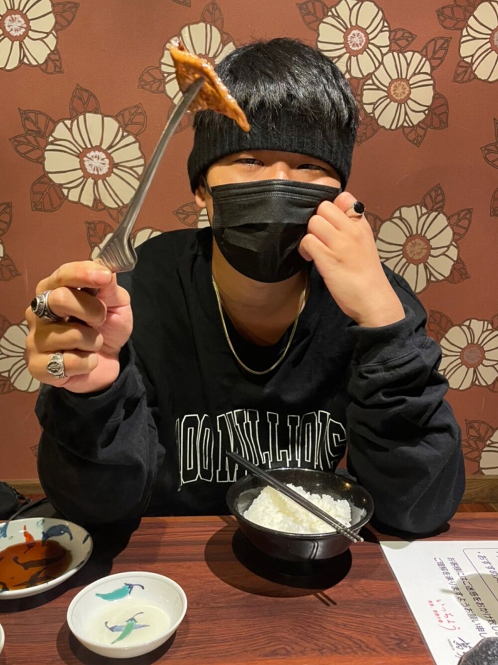「ヘアバンド、ストリート、オーバーサイズ」｜「BUDSPOOLのアイテム（Tシャツ/カットソー、ブラック系）」を使った、238さん（メンズ・176cm）の秋コーディネートの1枚目の写真
