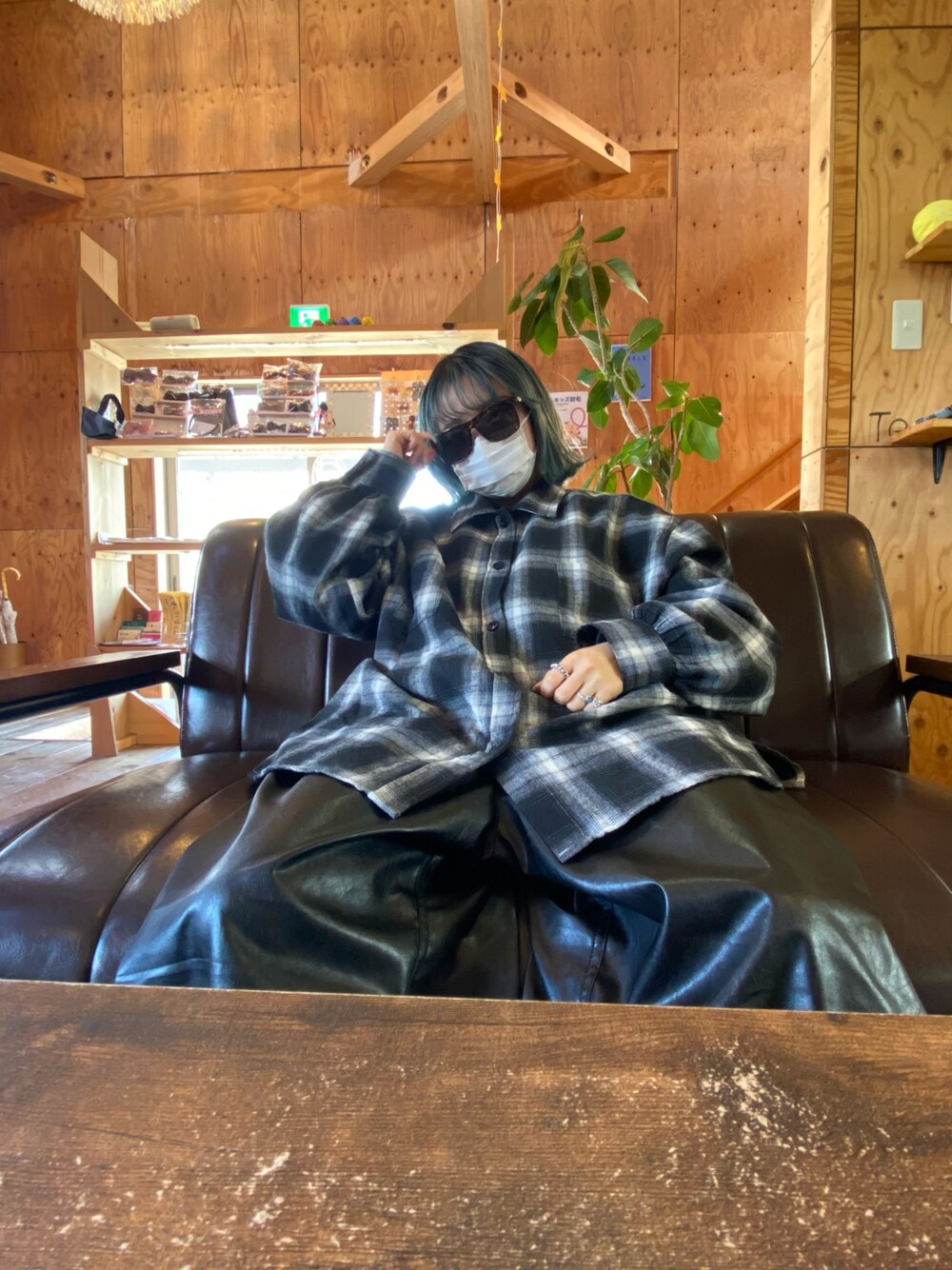 「ootd、低身長、プチプラ、ビッグシルエット、ブラックコーデ、ネルシャツ、スノーパンツ、パンツスタイル、perushu、148cmコーデ、いいね、save、フォローお願いします🤑、いいね＆フォロー よろしくお願いします！、インスタやってます」｜「SPINNSの【ゆったりシルエット】チェックネルシャツ（シャツ/ブラウス、ブラック系）」を使った、きゅうりさん（レディース・147cm）の春コーディネートの1枚目の写真