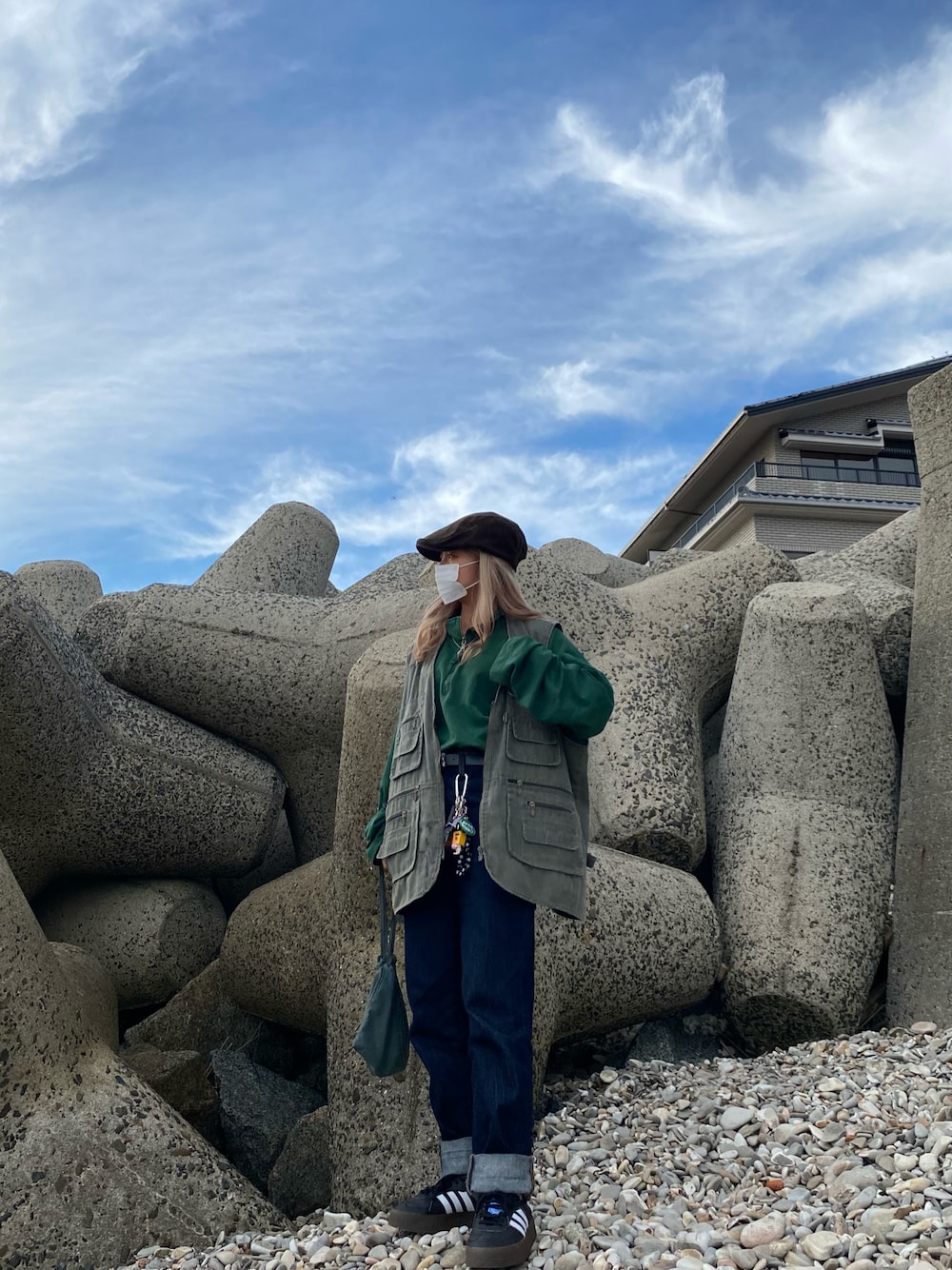 「古着MIX、古着コーデ、古着好きな人と繋がりたい、古着女子、古着、nautica、デニムパンツ、ハンチング、おしゃれさんと繋がりたい、お洒落さんとつながりたい、アウター、アメカジコーデ、アメカジ、休日スタイル、秋冬コーデ」｜「SPINNSのコーディロイハンチング（ハンチング/ベレー帽、ブラウン系）」を使った、きゅうりさん（レディース・147cm）の冬コーディネートの1枚目の写真