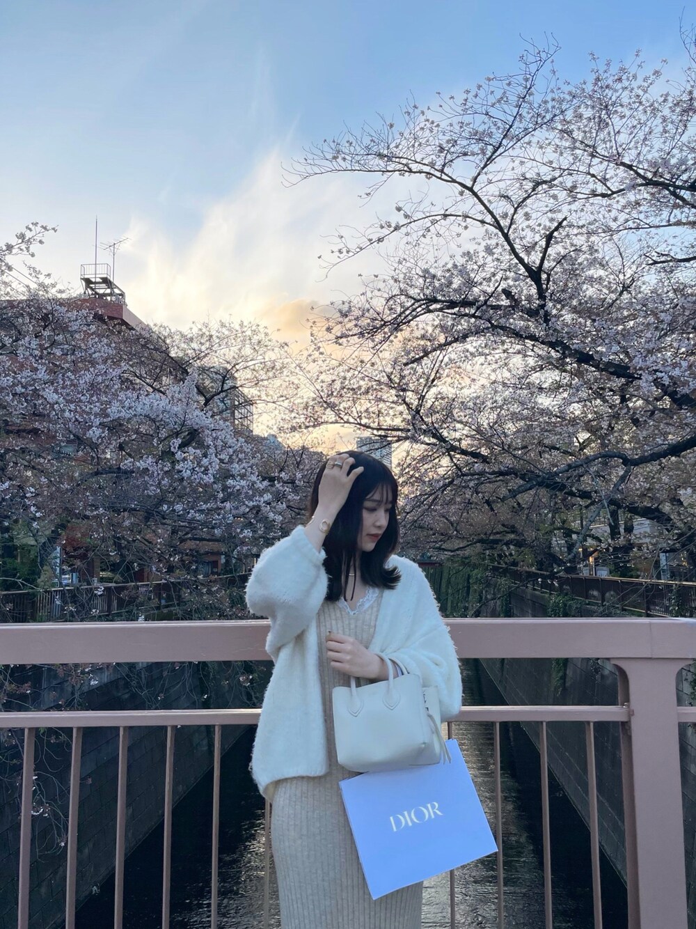 「春コーデ、オトナ女子、ワンピーススタイル」｜「stella tokyoのアイテム（ワンピース、ベージュ系）」を使った、YUUKAさん（レディース・160cm）の春コーディネートの1枚目の写真