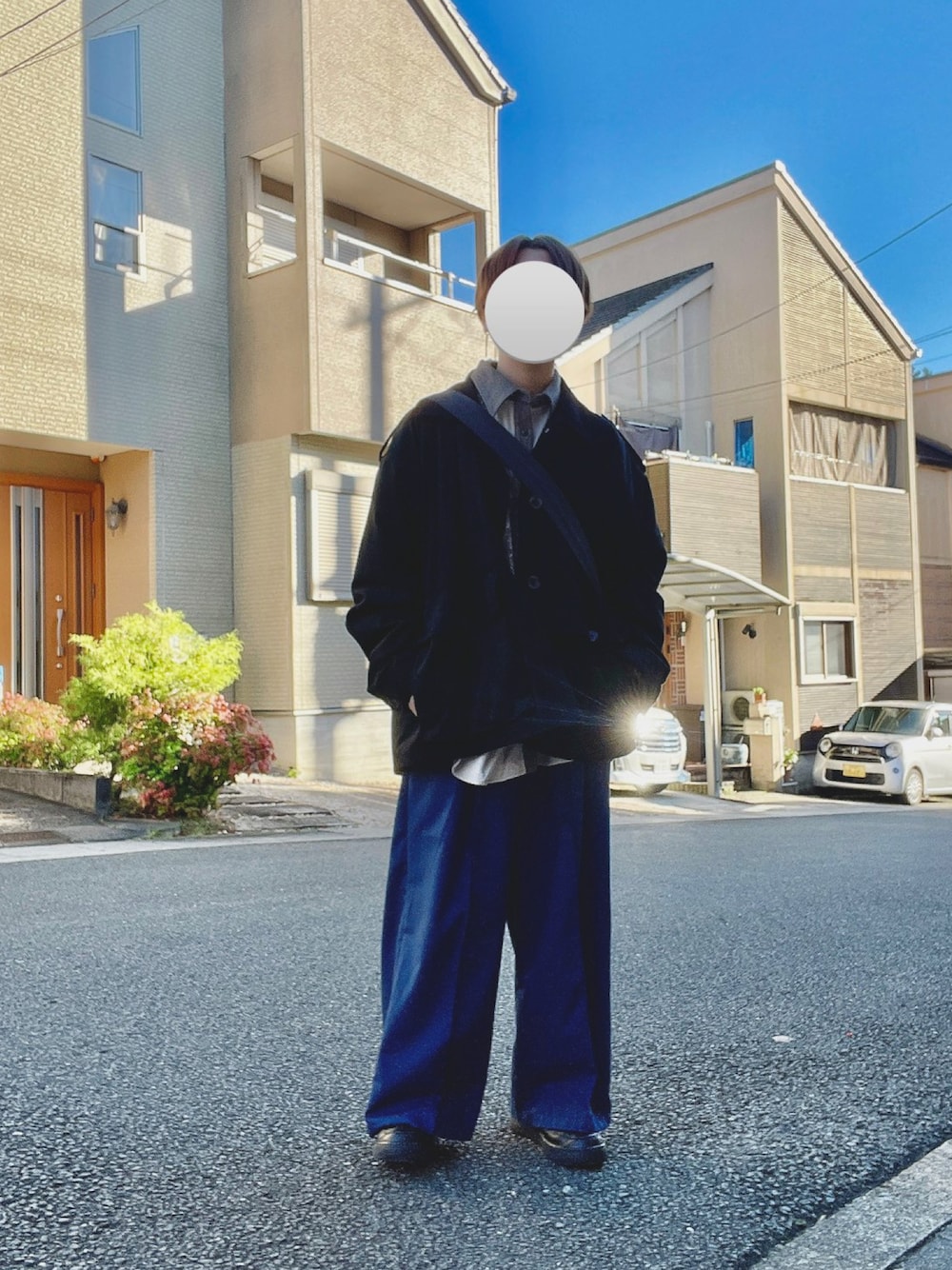 「冬コーデ、クリスマスに着たい服、お洒落さんとつながりたい、メンズファッション、ゆるコーデ、シンプルコーデ、カラーパンツ、レイヤードスタイル、ジャケット、キレイめコーデ、低身長男子、低身長コーデ、シャツスタイル、いいね＆フォロー よろしくお願いします！、マイベストコーデ2022」｜「CASPER JOHNのWide buggy slacks/ワイドバギースラックス（その他パンツ、ブルー系）」を使った、Nisssy＊さん（メンズ・158cm）の冬コーディネートの1枚目の写真