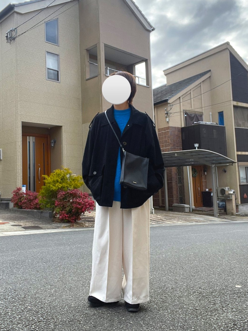 ブラック系のミリタリージャケット、ブラック系のショルダーバッグ、ブルー系のニット/セーターを着用したメンズの冬コーディネートの1枚目の写真