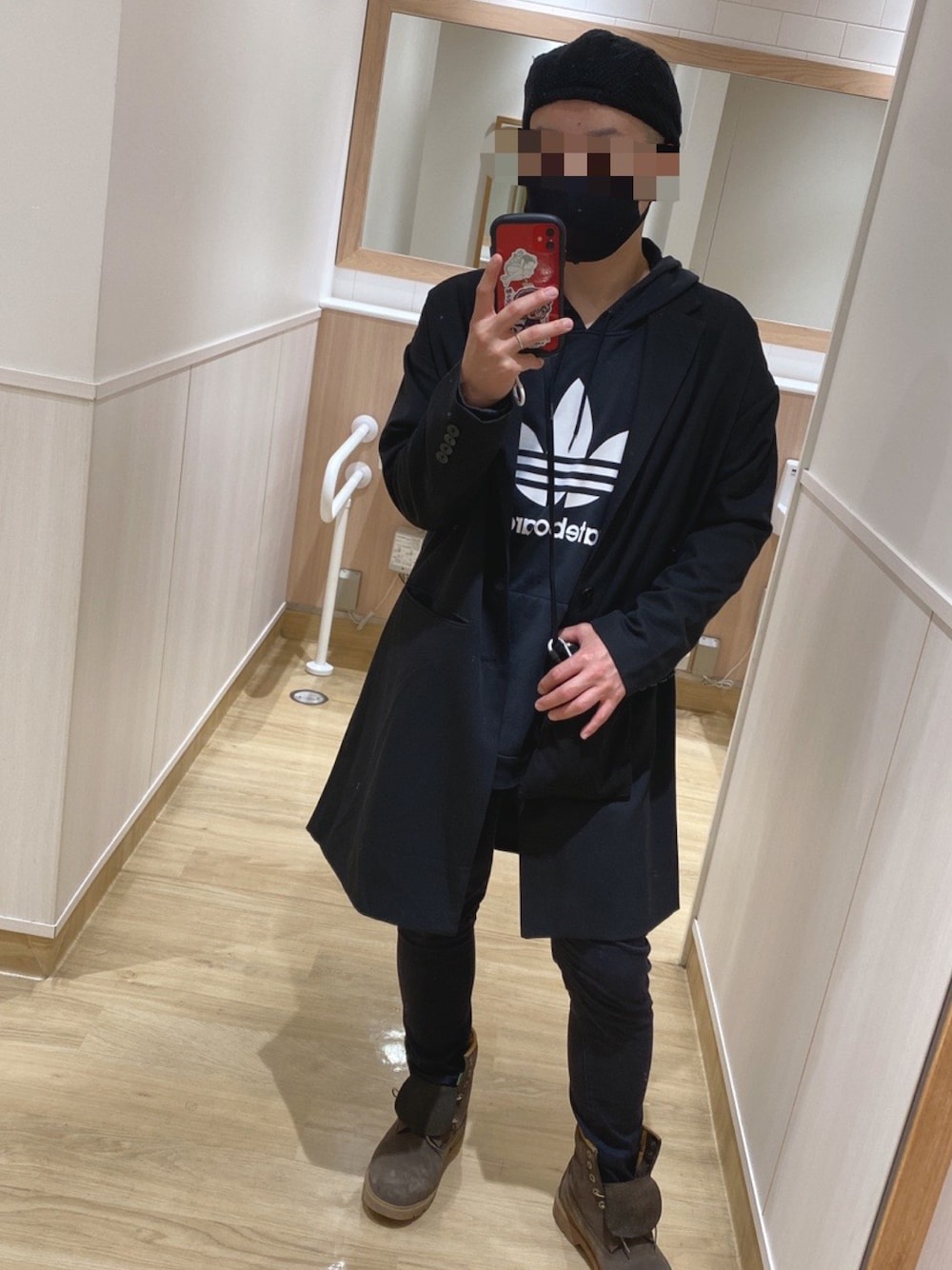 「おしゃれさんと繋がりたい、今日のコーデ、秋冬コーデ、シンプルスタイル、きれいめカジュアル、大人カジュアル、モノトーンコーデ、ブラックコーデ、ティンバーランド、CA4LA、Timberland、adidas originals、パーカー、ロングコート、EMMA  CLOTHES」｜「NANO universeの《WEB限定》CoolMaxサッカーイージーパンツ(セットアップ対応)（その他パンツ、ブラック系）」を使った、ネルシカさん（メンズ・171cm）の秋コーディネートの1枚目の写真