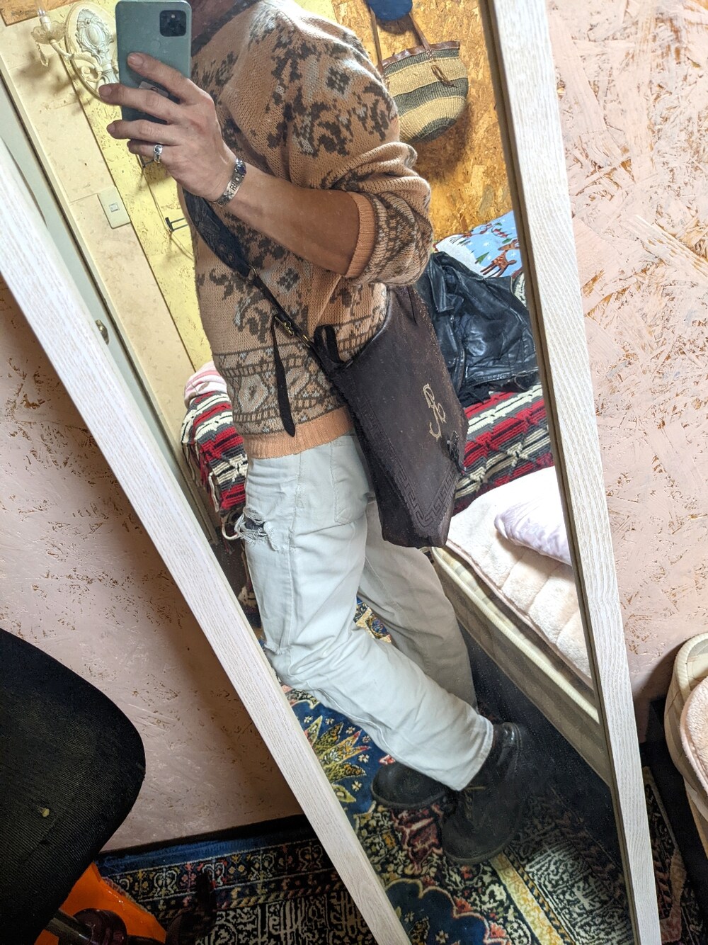「180cm、身長詐欺、インソール、ワークブーツ、ウエスコ、ライダース、おしゃれさんと繋がりたい、サーモンピンク、ビビットカラー、ピンク×ブラック、ピンク×白、ピンク×グリーン、ラルフローレン、ハット」｜「WESCOの70s WESCO JOBMASTER（ブーツ、ブラック系）」を使った、けいとんさん（メンズ・167cm）の冬コーディネートの2枚目の写真