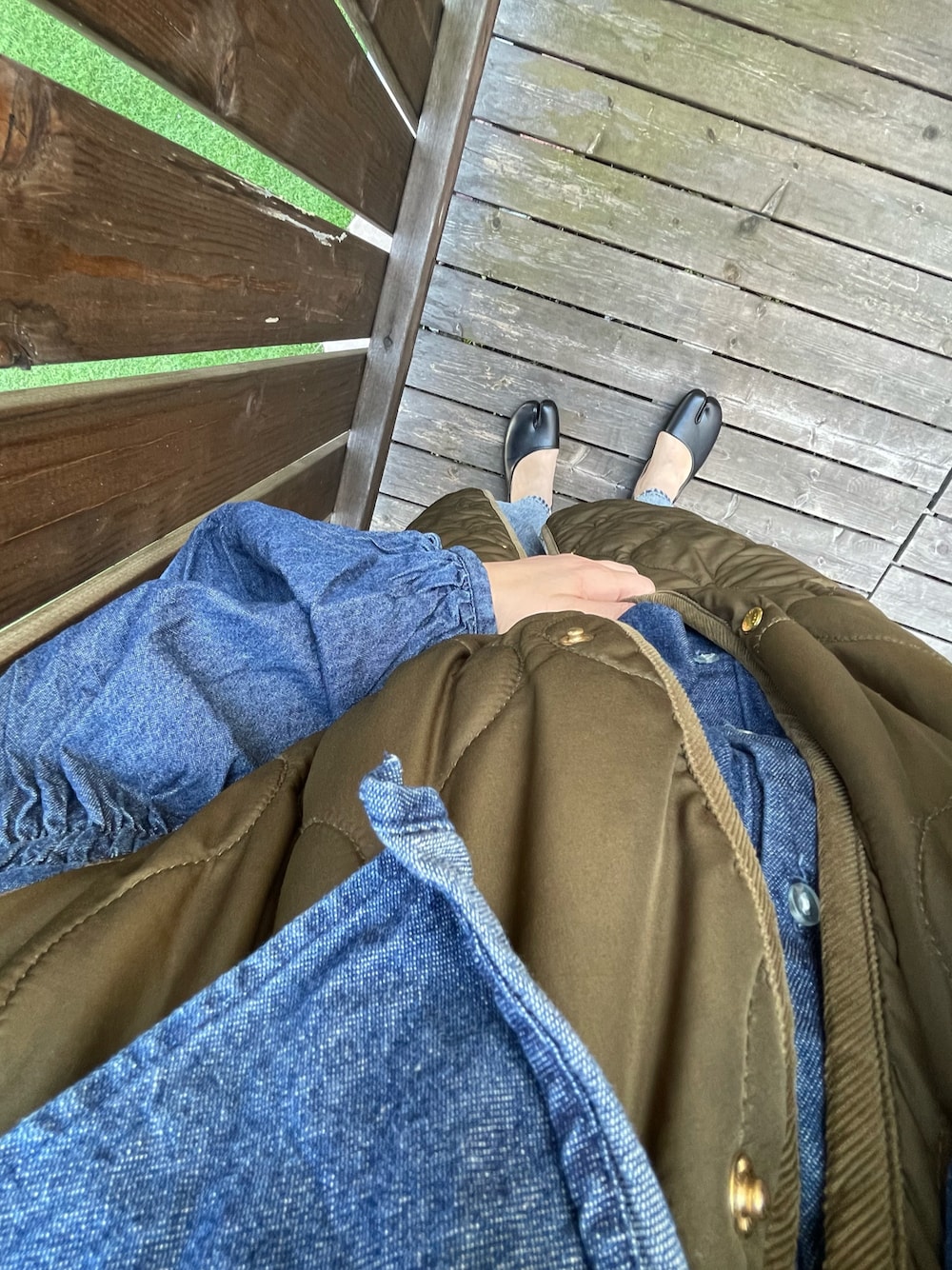 ブラック系のパンプス、ブルー系のシャツ/ブラウス、グリーン系のその他アウターを着用したレディースの春コーディネートの1枚目の写真