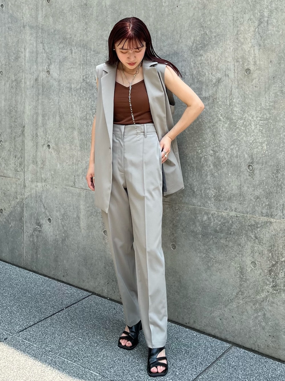 「PUBLIC TOKYOの【群馬県産】ハイツイストテーパードパンツ（スラックス、グレー系）」を使った、yukisugasawaさん（レディース・155cm）の夏コーディネートの1枚目の写真