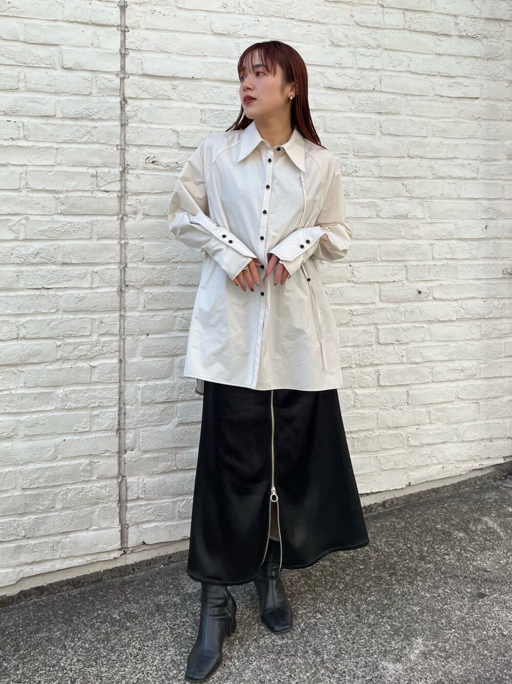 ベージュ系のシャツ/ブラウス、ブラック系のスカートを着用したレディースの秋コーディネートの1枚目の写真