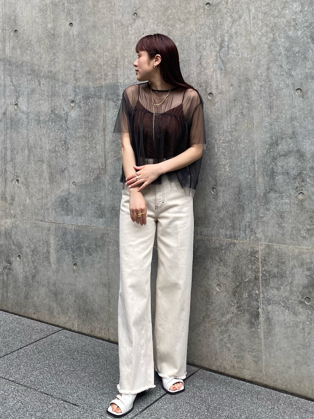 ホワイト系のデニムパンツ、ブラック系のシャツ/ブラウスを着用したレディースの夏コーディネートの1枚目の写真