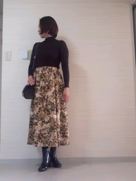 「UNIQLO（ユニクロ）のアイテム（Tシャツ/カットソー、ブラウン系）」を使った、tomonsさん（レディース）の秋コーディネート