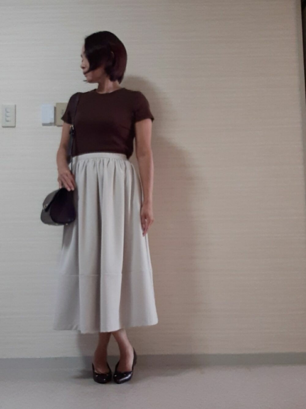 「今日のコーデ、シンプル、着回しコーデ、通勤コーデ、オトナ女子、きれいめカジュアル、Tシャツ、UNIQLO、ブラウン、ギャザースカート、ミディ丈スカート、エクリュ、ショルダーバッグ、バレエシューズ、低身長」｜「STYLE DELIのミディ丈裾切替ギャザーフレアスカート（スカート、ベージュ系）」を使った、tomonsさん（レディース・155cm）の秋コーディネートの1枚目の写真