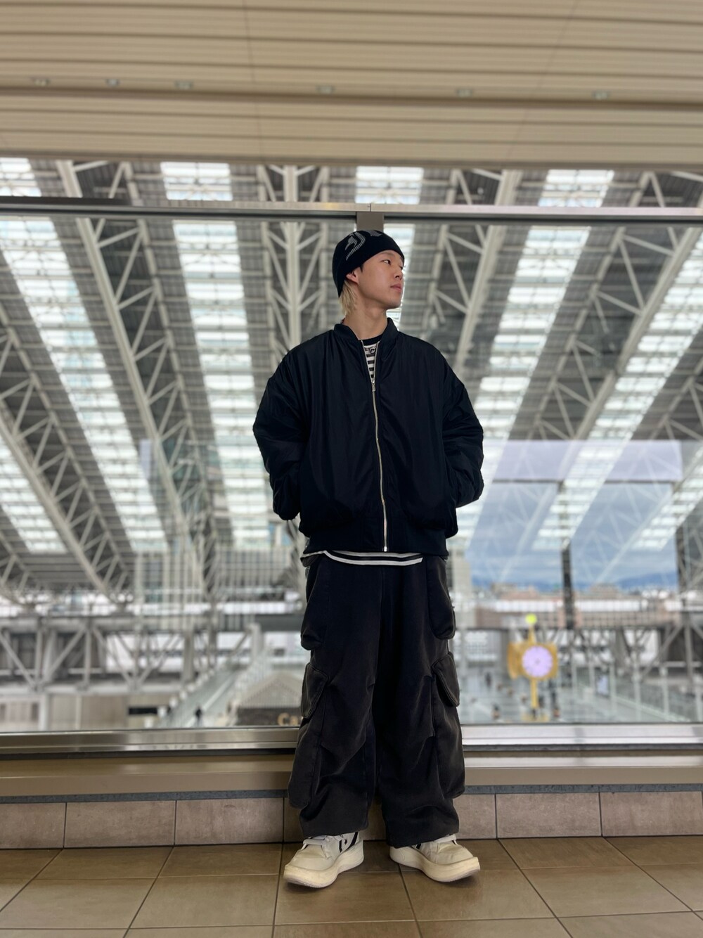 「LHP、lhplucuaosaka、休日スタイル、今日のコーデ、メンズファッション、冬、オールブラック、カジュアルコーデ」｜「DANKE SCHONのA4A×DankeSchon/エーフォーエー×ダンケシェーン/ARCHIVE MA-1（MA-1、ブラック系）」を使った、RIKIKYAさん（メンズ・168cm）の冬コーディネートの1枚目の写真