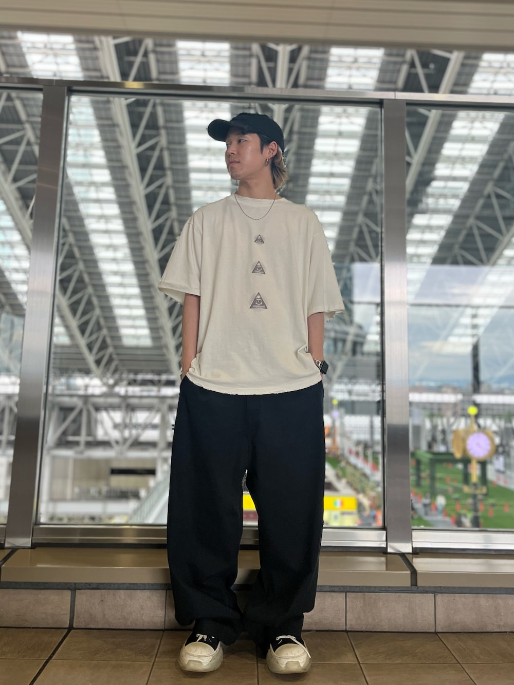 「LHP、lhplucuaosaka、おしゃれさんと繋がりたい、大人カジュアル、休日スタイル、チノパン、春ファッション、vintage」｜「WHITELANDのWHITELAND/ホワイトランド/MURALS Tシャツ（Tシャツ/カットソー、ホワイト系）」を使った、RIKIKYAさん（メンズ・168cm）の春コーディネートの1枚目の写真