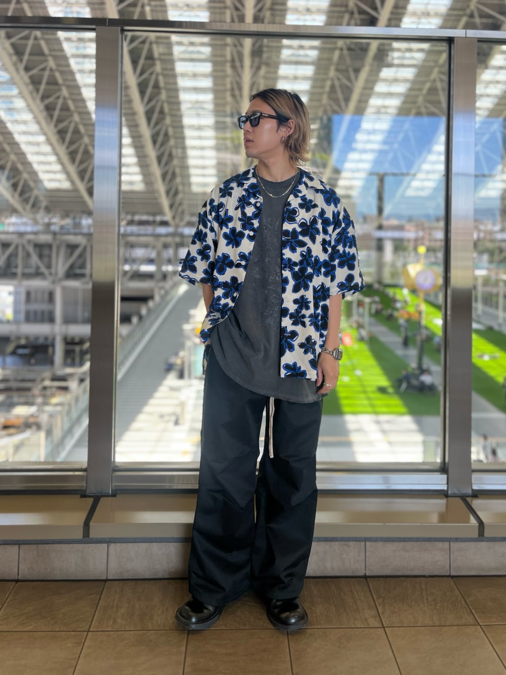 「LHP、LHPLUCUA大阪、lhplucuaosaka、お出かけコーデ、休日スタイル、レイヤードスタイル、リラックススタイル、シャツコーデ」｜「DANKE SCHONのDankeSchon/ダンケシェーン/オープンカラーシャツ(A.FROWER)（シャツ/ブラウス、ホワイト系）」を使った、RIKIKYAさん（メンズ・168cm）の春コーディネートの1枚目の写真