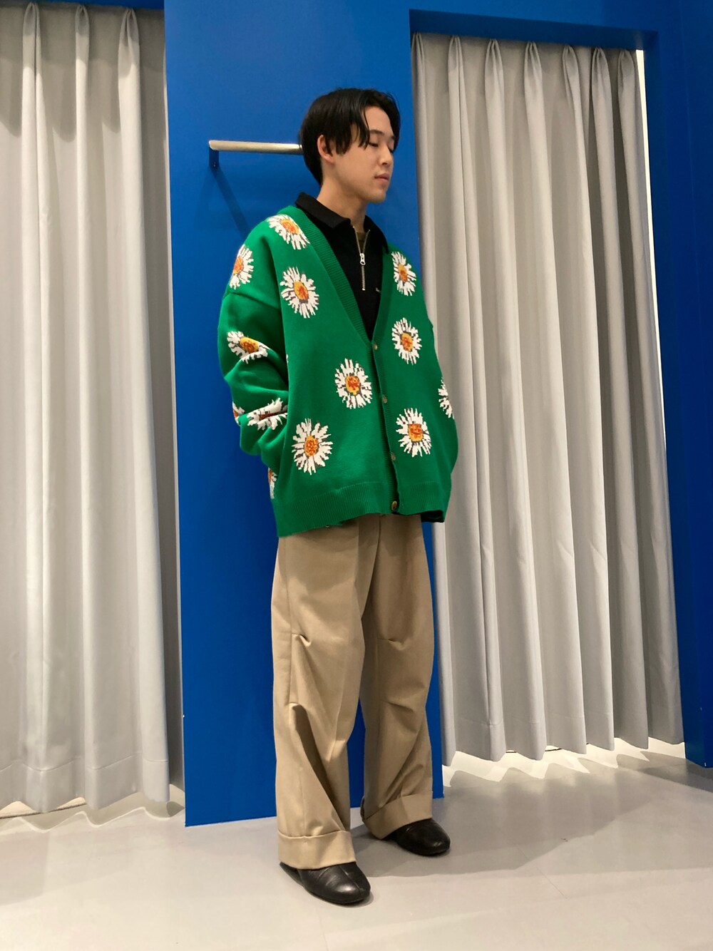 「グリーン、ベージュ、スラックス、LHP、ワイドパンツ、ootd、春コーデ、カジュアルコーデ、韓国ファッション、lhplucuaosaka」｜「WHITELANDのWHITELAND/ホワイトランド/DAISY CARDIGAN/デイジーカーディガン（カーディガン/ボレロ、グリーン系）」を使った、RIKIKYAさん（メンズ・168cm）の冬コーディネートの1枚目の写真