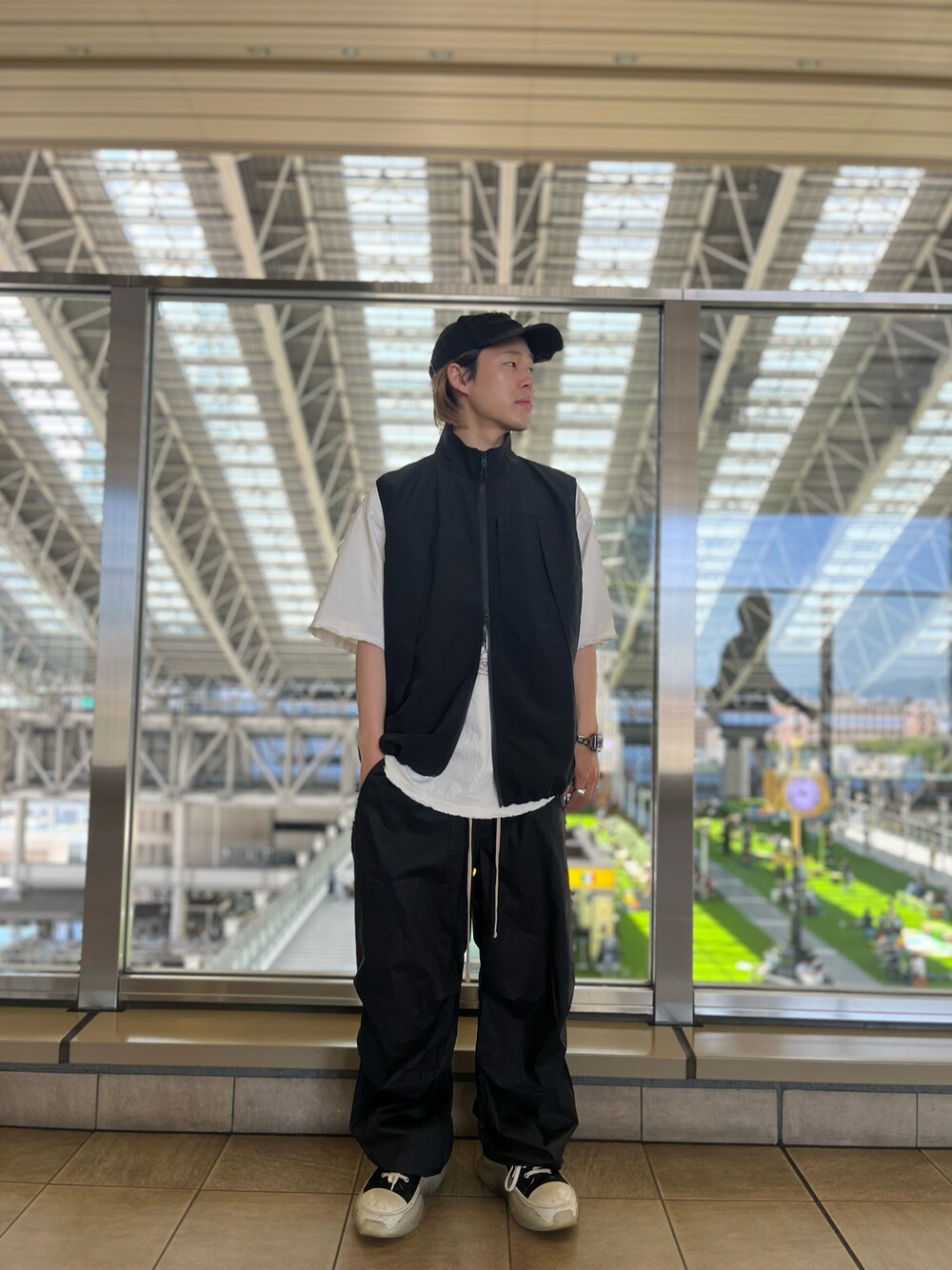 「LHP、lhplucuaosaka、レイヤードスタイル、初夏コーデ、春夏コーデ、おでかけコーデ、休日スタイル、オトナカジュアル、ブラック」｜「WHITELANDのWHITELAND/ホワイトランド/NYLON ZIP VEST（その他アウター、ブラック系）」を使った、RIKIKYAさん（メンズ・168cm）の春コーディネートの1枚目の写真