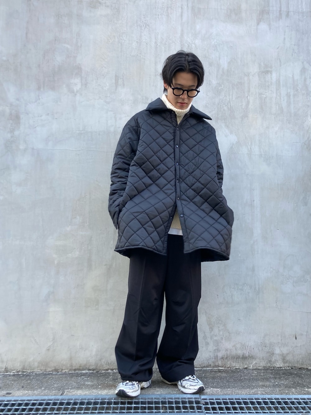 「ブラックコーデ、スラックス、LHP、キレイめ、モード、カジュアルコーデ、LHP大阪、韓国ファッション、冬アウター、ファッションの力を信じよう」｜「DANKE SCHONのDankeSchon/ダンケシェーン/ジップパンツ（スラックス、ブラック系）」を使った、RIKIKYAさん（メンズ・168cm）の冬コーディネートの1枚目の写真