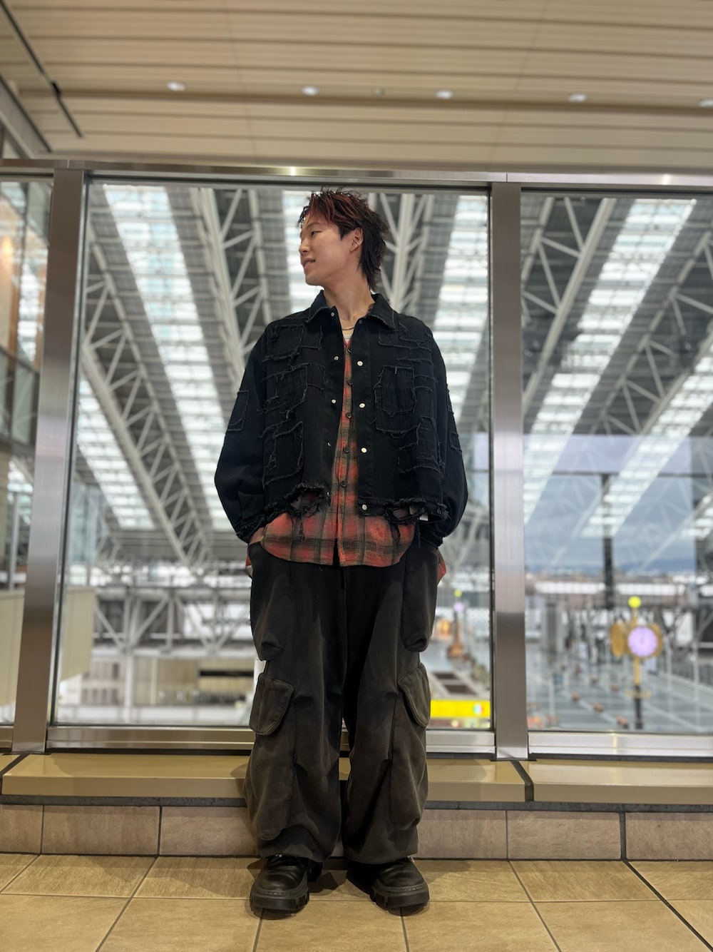 「lhp、lhplucuaosaka、今日のコーデ、シャツスタイル、ストリート、ワイドパンツ、休日スタイル、デートコーデ」｜「DANKE SCHONのDankeSchon/ダンケシェーン/11OZ PATCHWORK DENIM JACKET（デニムジャケット、ブラック系）」を使った、RIKIKYAさん（メンズ・168cm）の春コーディネートの1枚目の写真