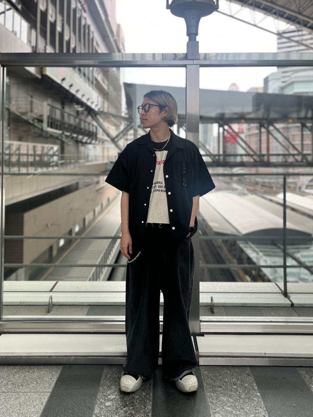 「LHP、lhplucuaosaka、夏コーデ、タックイン、大人カジュアル、ワントーンコーデ、レイヤードスタイル」｜「DANKE SCHONのDankeSchon/ダンケシェーン/PREMIUM撥水SN SIDE ZIP S/S SHIRTS（シャツ/ブラウス、ブラック系）」を使った、RIKIKYAさん（メンズ・168cm）の夏コーディネートの1枚目の写真