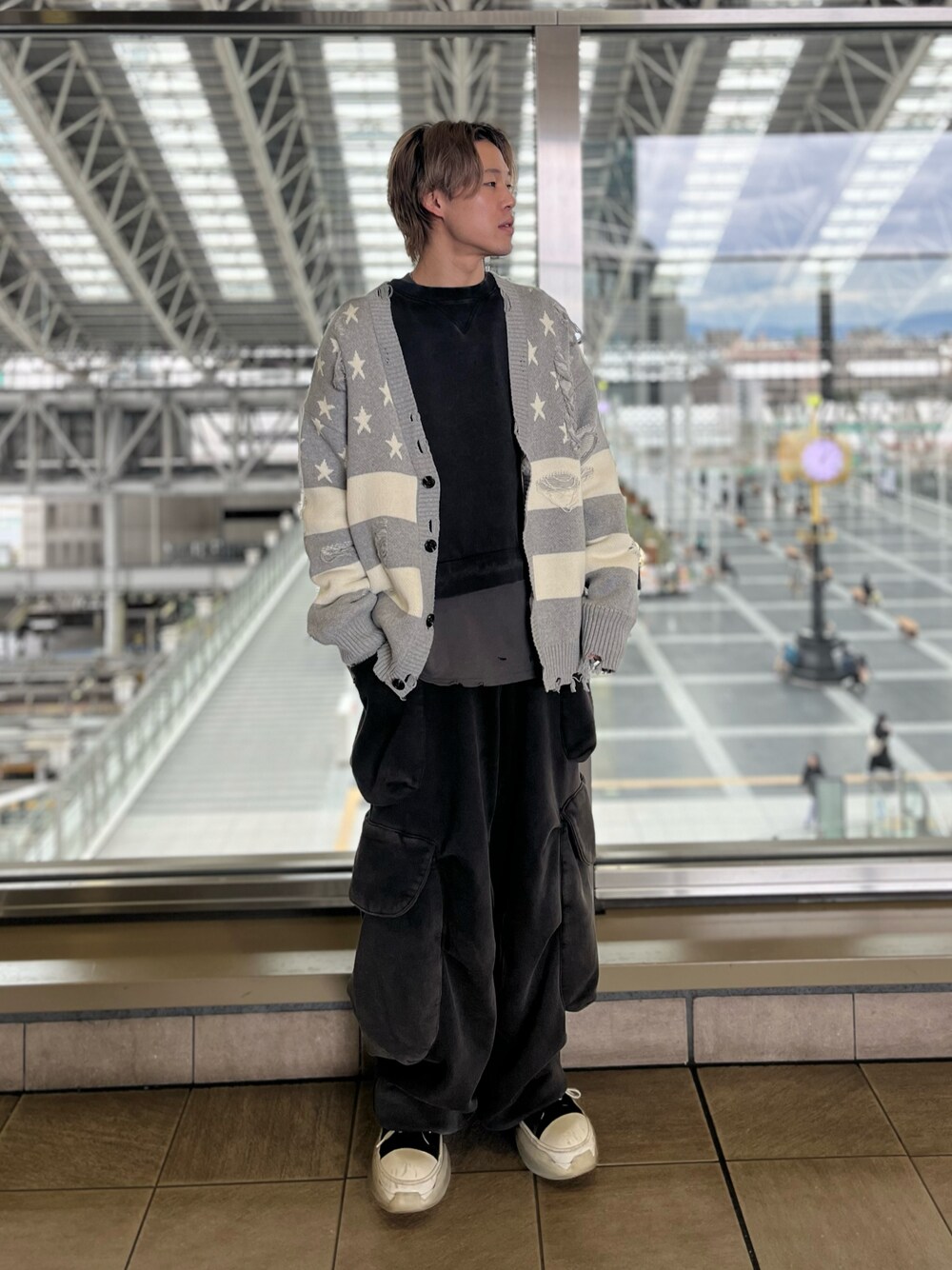 「LHP、レイヤードスタイル、春アウター、シンプルコーデ、春コーデ、カジュアルコーデ、ストリートコーデ、オトナカジュアル、lhplucuaosaka」｜「WHITELANDのWHITELAND/ホワイトランド/FLAGカーディガン（カーディガン/ボレロ、グレー系）」を使った、RIKIKYAさん（メンズ・168cm）の春コーディネートの1枚目の写真
