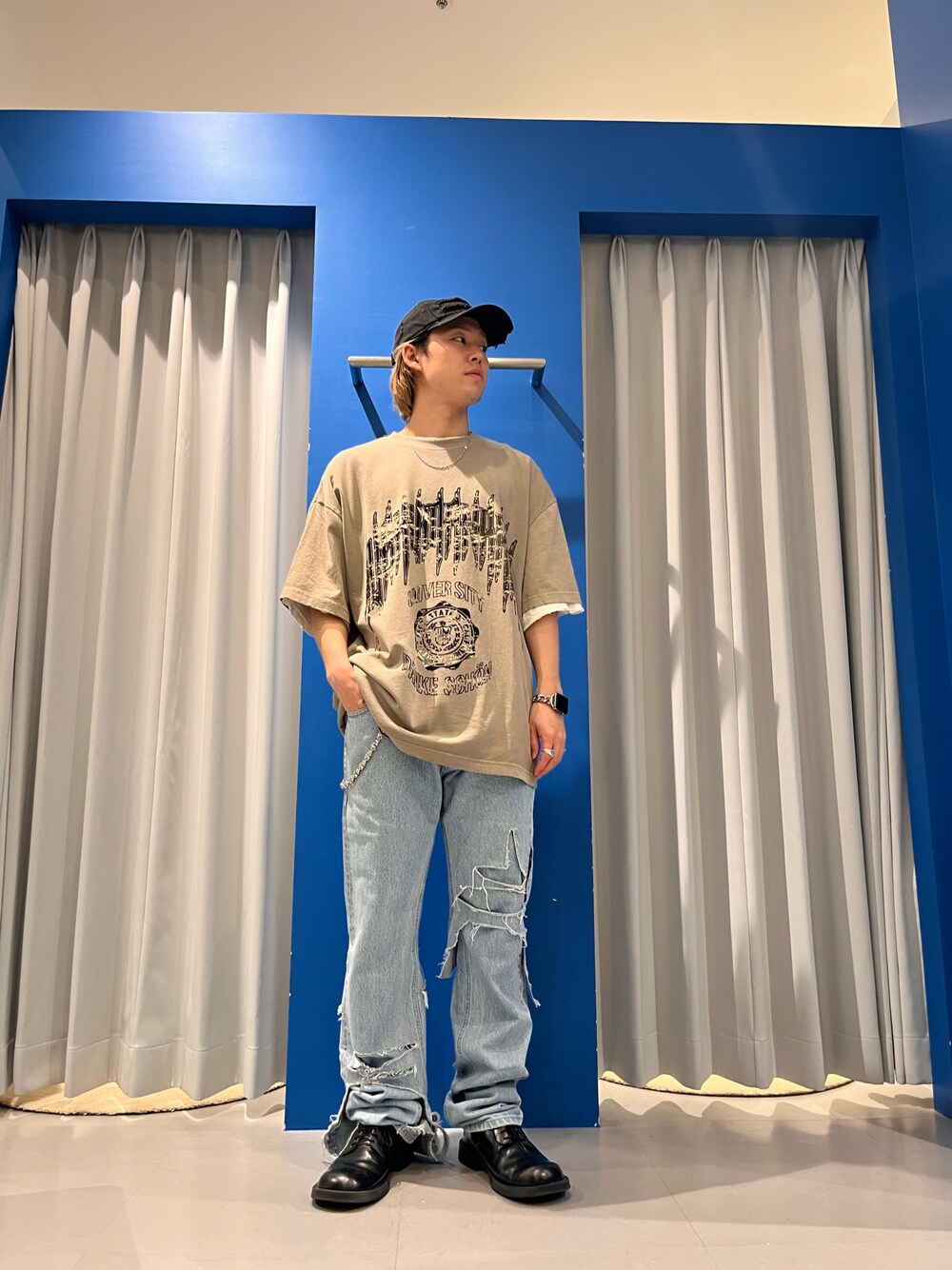 「LHP、lhplucuaosaka、今日のコーデ、休日コーデ、お洒落さんとつながりたい、カジュアルコーデ、レイヤードスタイル、ブラウン」｜「DANKE SCHONのDankeSchon/ダンケシェーン/PIGMENT COLLEGE S/S TEE（Tシャツ/カットソー、ベージュ系）」を使った、RIKIKYAさん（メンズ・168cm）の春コーディネートの1枚目の写真
