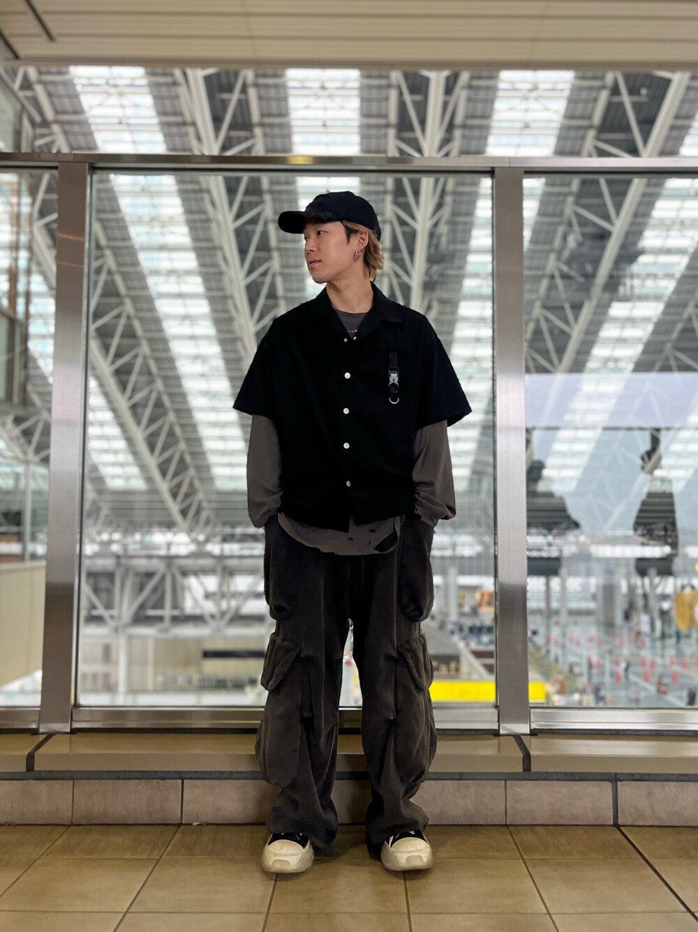 「ストリート、LHP、レイヤードスタイル、休日スタイル、大人コーデ、春、ootd、カジュアルコーデ、メンズファッション、lhplucuaosaka」｜「DANKE SCHONのDankeSchon/ダンケシェーン/PREMIUM撥水SN SIDE ZIP S/S SHIRTS（シャツ/ブラウス、ブラック系）」を使った、RIKIKYAさん（メンズ・168cm）の春コーディネートの1枚目の写真