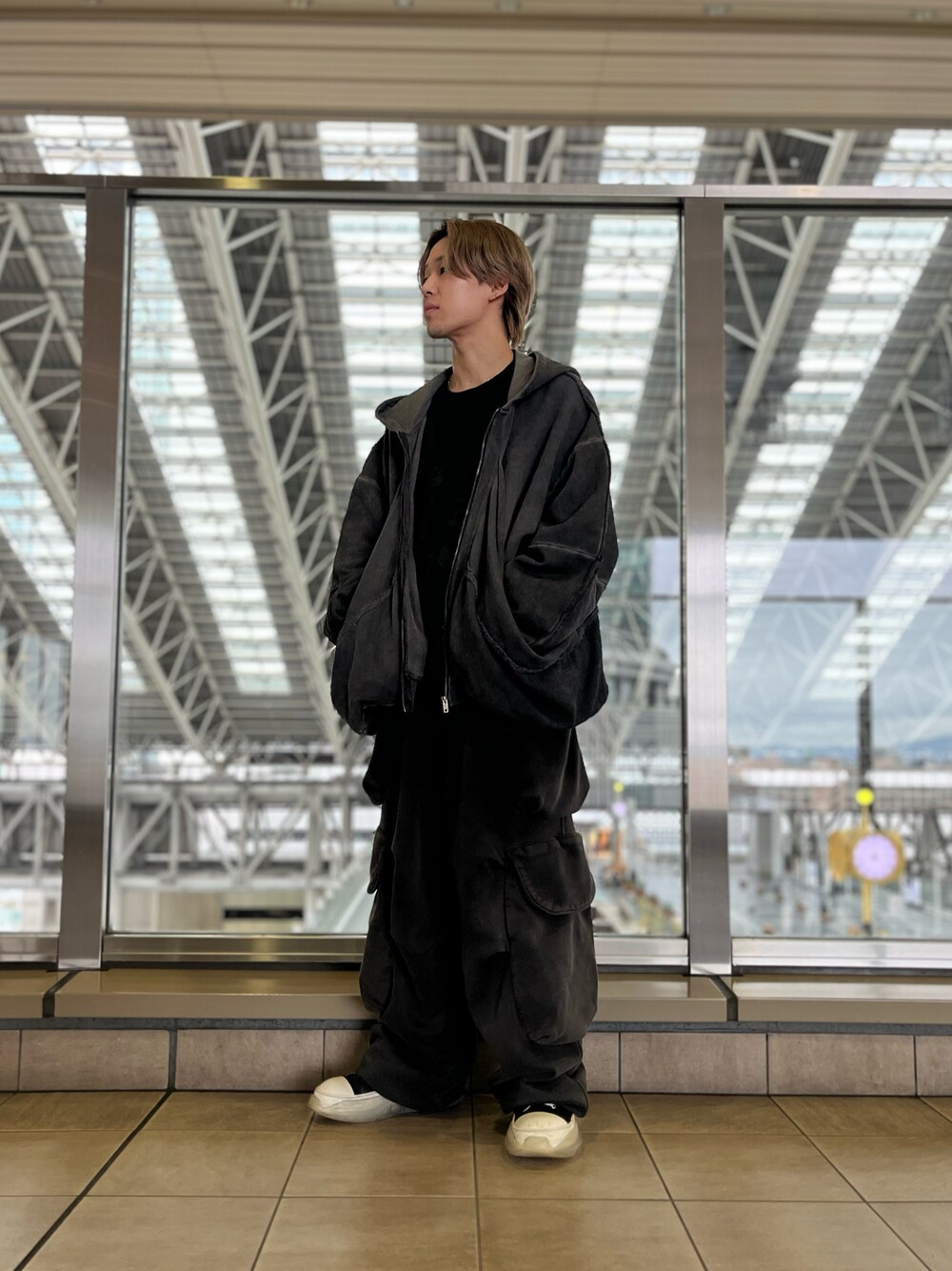 「カジュアル、ブラックコーデ、LHP、春服、ootd、シンプルスタイル、オトナカジュアル、lhplucuaosaka、ファッションを楽しもう」｜「WHITELANDのWHITELAND/ホワイトランド/ZIP UP CARGO HOODIE（パーカー、グレー系）」を使った、RIKIKYAさん（メンズ・168cm）の冬コーディネートの1枚目の写真