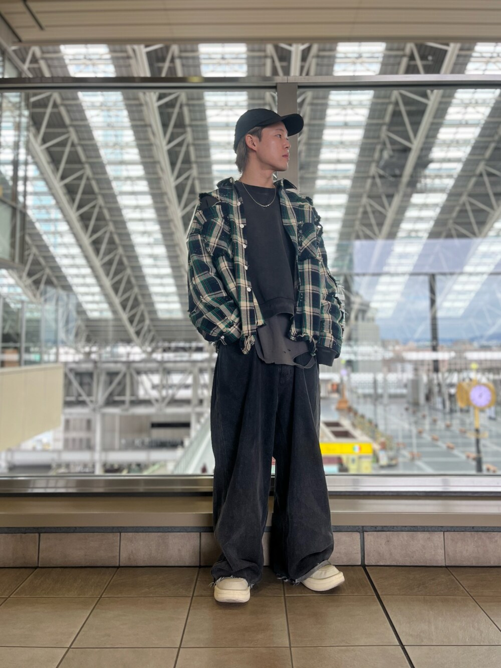 「LHP、シンプルコーデ、春コーデ、カジュアルコーデ、ストリートコーデ、おしゃれさんと繋がりたい、lhplucuaosaka」｜「DANKE SCHONのDankeSchon/ダンケシェーン/CottonViyella Damege Shirts/ダメージチェックシャツ（シャツ/ブラウス、グリーン系）」を使った、RIKIKYAさん（メンズ・168cm）の冬コーディネートの1枚目の写真