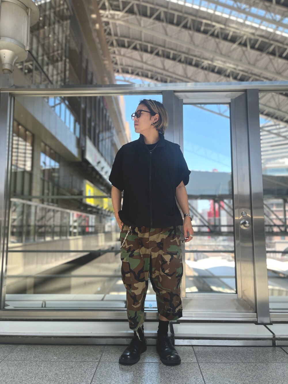 「LHP、lhplucuaosaka、シンプルコーデ、いいね、save、フォローお願いします🤑、ショートパンツ、黒Tシャツ、オトナカジュアル、低身長コーデ」｜「WHITELANDのWHITELAND/ホワイトランド/NYLON ZIP VEST（その他アウター、ブラック系）」を使った、RIKIKYAさん（メンズ・168cm）の夏コーディネートの1枚目の写真