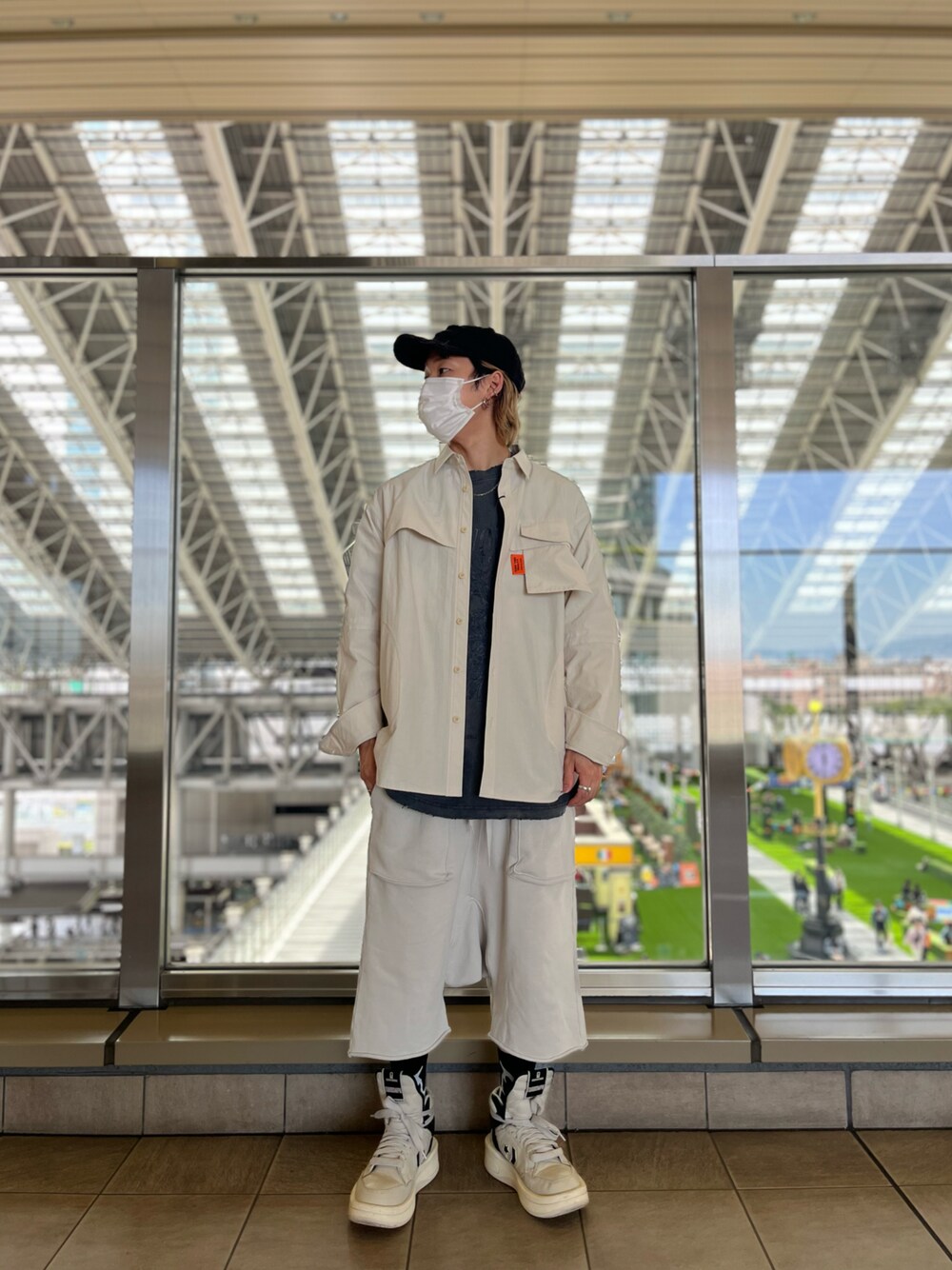 「LHP、lhplucuaosaka、休日コーデ、おしゃれさんと繋がりたい、オトナカジュアル、ファッションを楽しもう、春、Tシャツ」｜「DANKE SCHONのDankeSchon/ダンケシェーン/PIGMENT NW S/S TEE（Tシャツ/カットソー、グレー系）」を使った、RIKIKYAさん（メンズ・168cm）の春コーディネートの1枚目の写真