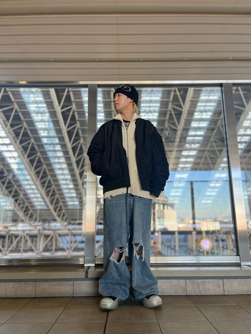 「LHP、冬コーデ、レイヤードスタイル、休日コーデ、きれいめカジュアル、秋冬コーデ、冬アウター、lhplucuaosaka」｜「DANKE SCHONのDankeSchon/ダンケシェーン/PREMIUM COTTON DAMEGE DRIVERS KNIT/ダメ―ジドライバーズニット（ニット/セーター、ホワイト系）」を使った、RIKIKYAさん（メンズ・168cm）の冬コーディネートの1枚目の写真