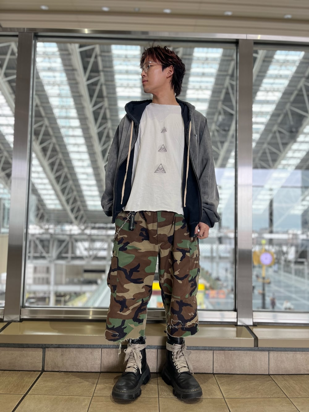 「lhp、LHP、lhplucuaosaka、春服コーデ、春夏コーデ、オトナカジュアル、カジュアルコーデ、モード」｜「DANKE SCHONのDankeSchon/ダンケシェーン/SPRAYED SWT ZHD（パーカー、ブラック系）」を使った、RIKIKYAさん（メンズ・168cm）の春コーディネートの1枚目の写真
