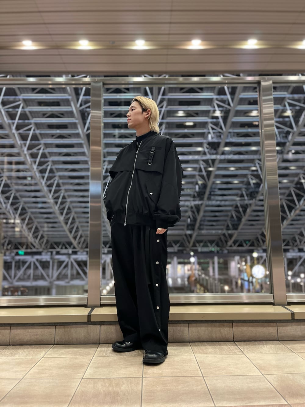 「オールブラック、LHP、休日コーデ、春、シンプルコーデ、春コーデ、今日のコーデ、メンズコーデ、lhplucuaosaka」｜「DANKE SCHONのDankeSchon/ダンケシェーンPREMIUM/撥水SN MA-1（MA-1、ブラック系）」を使った、RIKIKYAさん（メンズ・168cm）の冬コーディネートの1枚目の写真