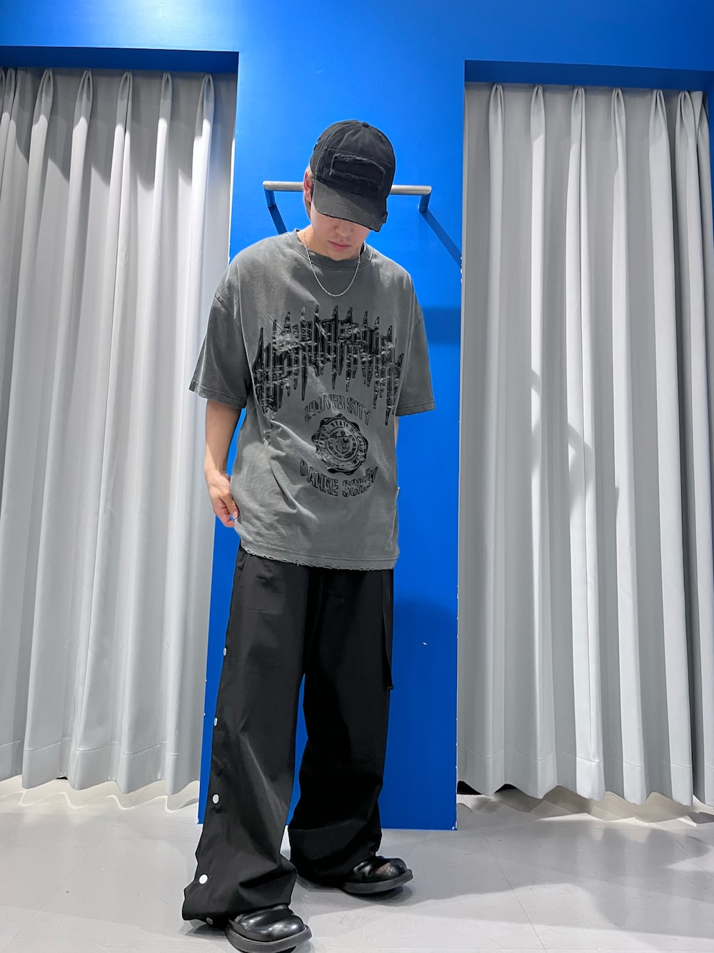 「LHP、lhplucuaosaka、リラックススタイル、ストリート、カジュアルコーデ、メンズコーデ、春夏コーデ」｜「DANKE SCHONのDankeSchon/ダンケシェーン/PIGMENT COLLEGE S/S TEE（Tシャツ/カットソー、グレー系）」を使った、RIKIKYAさん（メンズ・168cm）の春コーディネートの1枚目の写真