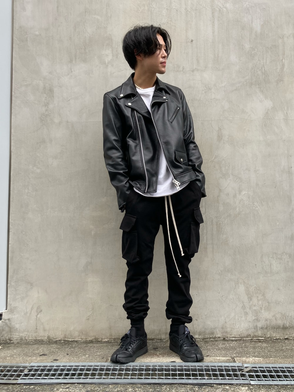 「ブラック、レザージャケット、秋のコーデ、ストリート、LHP、カーゴパンツ、ビックシルエット、LHP大阪、韓国ファッション、秋のトレンド2021」｜「DANKE SCHONのDankeSchon/ダンケシェーン/ダブルライダースジャケット（ライダースジャケット、ブラック系）」を使った、RIKIKYAさん（メンズ・168cm）の秋コーディネートの1枚目の写真