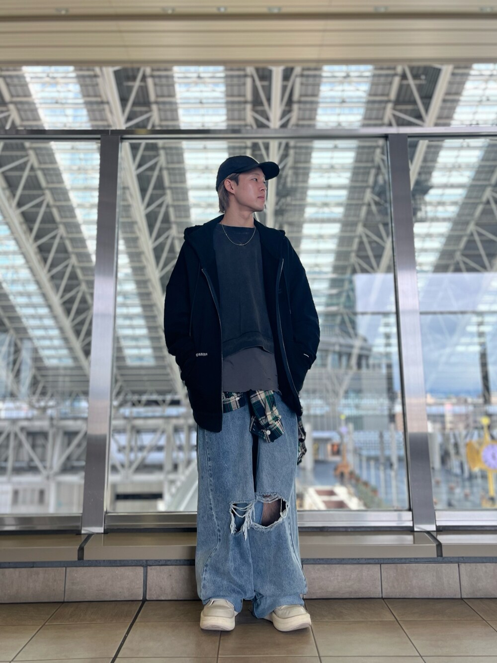 「キャップ、LHP、オーバーサイズ、デニムパンツ、大人コーデ、春、メンズファッション、lhplucuaosaka」｜「DANKE SCHONのアイテム（パーカー、ブラック系）」を使った、RIKIKYAさん（メンズ・168cm）の冬コーディネートの1枚目の写真