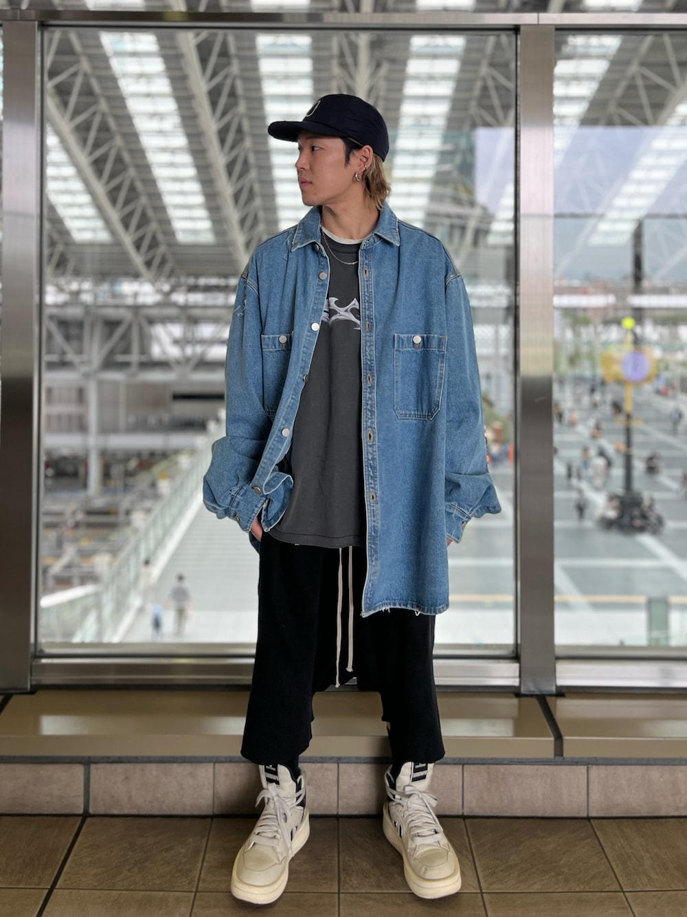「LHP、lhplucuaosaka、メンズファッション、休日スタイル、今日のコーデ、リラックススタイル、キャップ、メンズコーデ、デニムシャツ」｜「WHITELANDのWHITELAND/ホワイトランド/TRIBAL LONGSLEEVE/ロンT（Tシャツ/カットソー、ブラック系）」を使った、RIKIKYAさん（メンズ・168cm）の春コーディネートの1枚目の写真