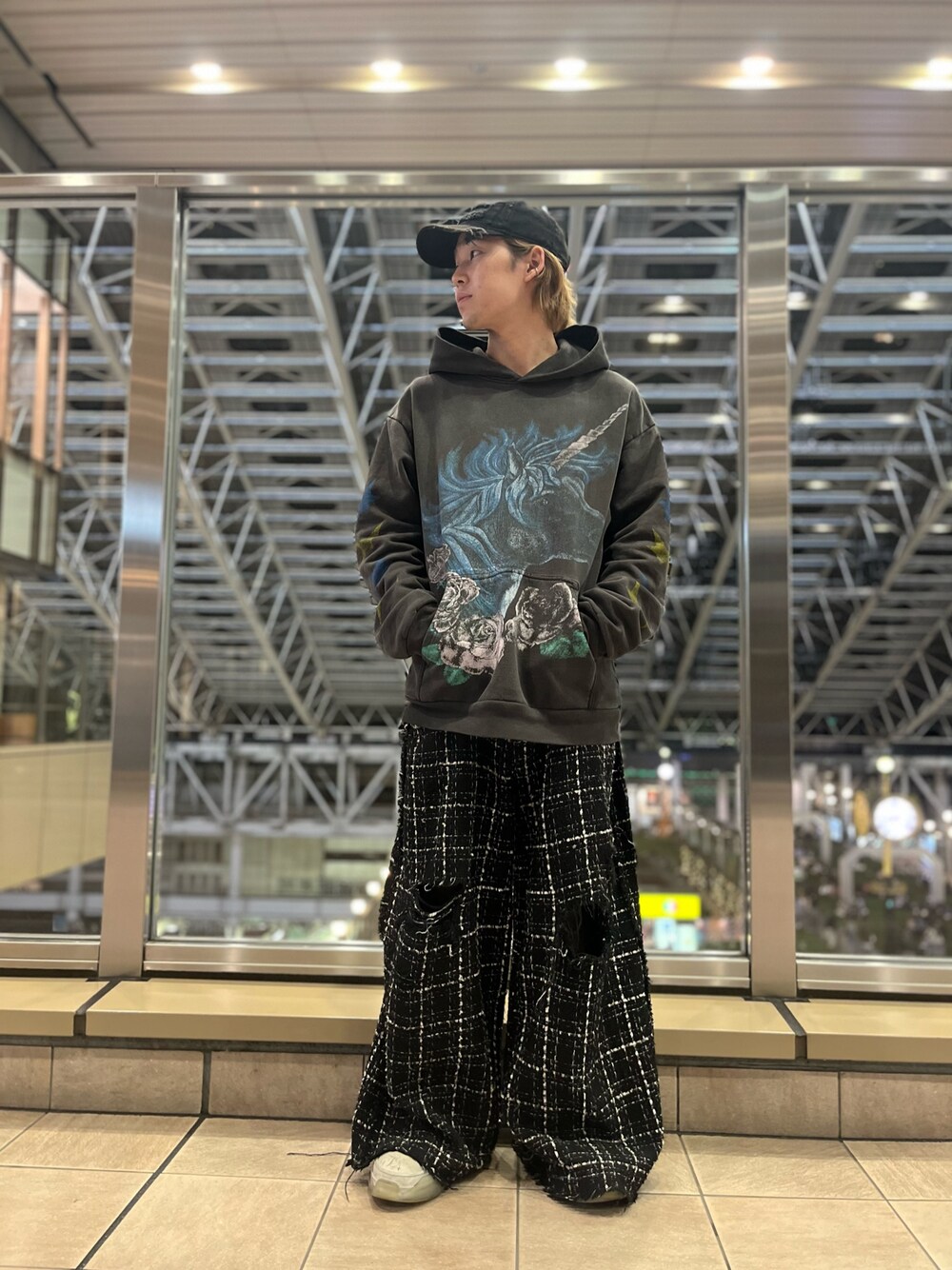 「LHP、lhplucuaosaka、レイヤードスタイル、パーカー、ラグジュアリー、綺麗めコーデ、ストリート」｜「DANKE SCHONのDankeSchon/ダンケシェーン/ダメージツイードワイドパンツ（その他パンツ、ブラック系）」を使った、RIKIKYAさん（メンズ・168cm）の秋コーディネートの1枚目の写真