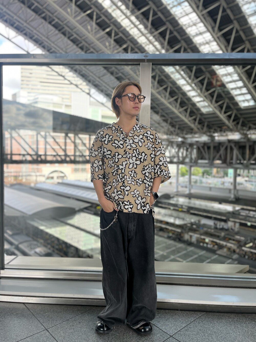 「LHP、lhplucuaosaka、ファッションを楽しもう、ストリートコーデ、リネンシャツ、ベージュ、夏服、ストリートMIX」｜「DANKE SCHONのDankeSchon/ダンケシェーン/オープンカラーシャツ(A.FLOWER)（シャツ/ブラウス、ベージュ系）」を使った、RIKIKYAさん（メンズ・168cm）の夏コーディネートの1枚目の写真