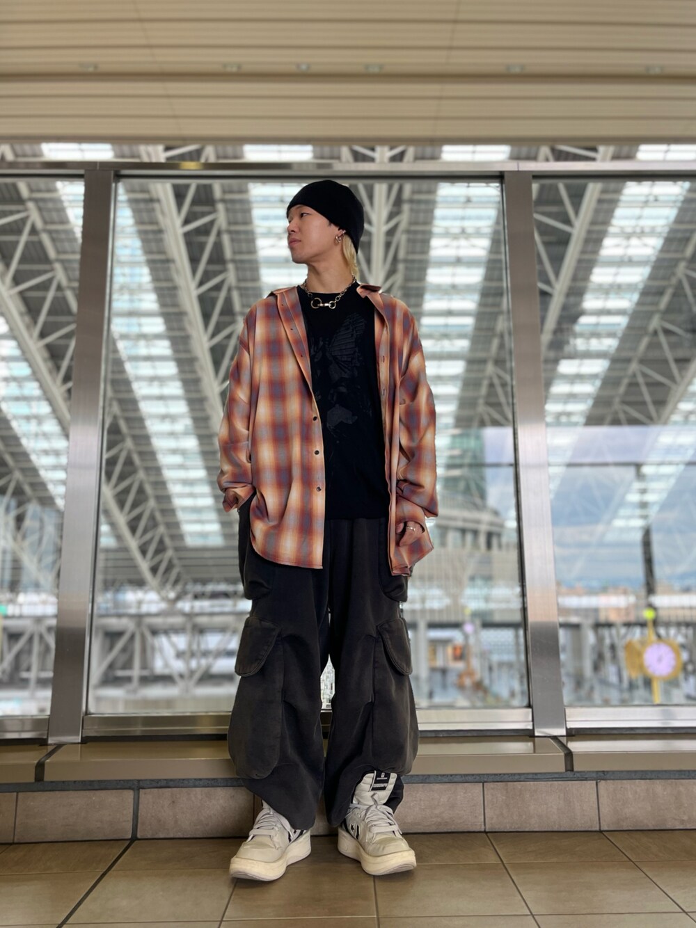 「LHP、ワイドパンツ、休日コーデ、リラックススタイル、シャツコーデ、lhplucuaosaka」｜「WHITELANDのWHITELAND/ホワイトランド/CHECK SHIRTS（シャツ/ブラウス、レッド系）」を使った、RIKIKYAさん（メンズ・168cm）の冬コーディネートの1枚目の写真