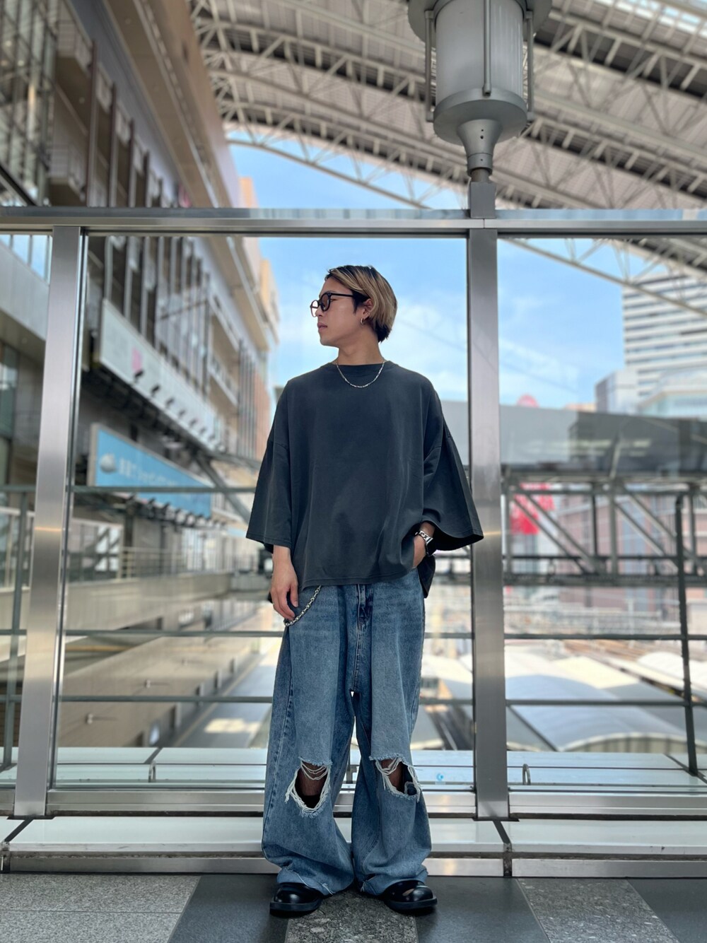 「LHP、lhplucuaosaka、夏コーデ、夏、休日スタイル、カジュアルコーデ、韓国ファッション」｜「WHITELANDのWHITELAND/ホワイトランド/PIGMENT WIDE TEE（Tシャツ/カットソー、ブラック系）」を使った、RIKIKYAさん（メンズ・168cm）の夏コーディネートの1枚目の写真