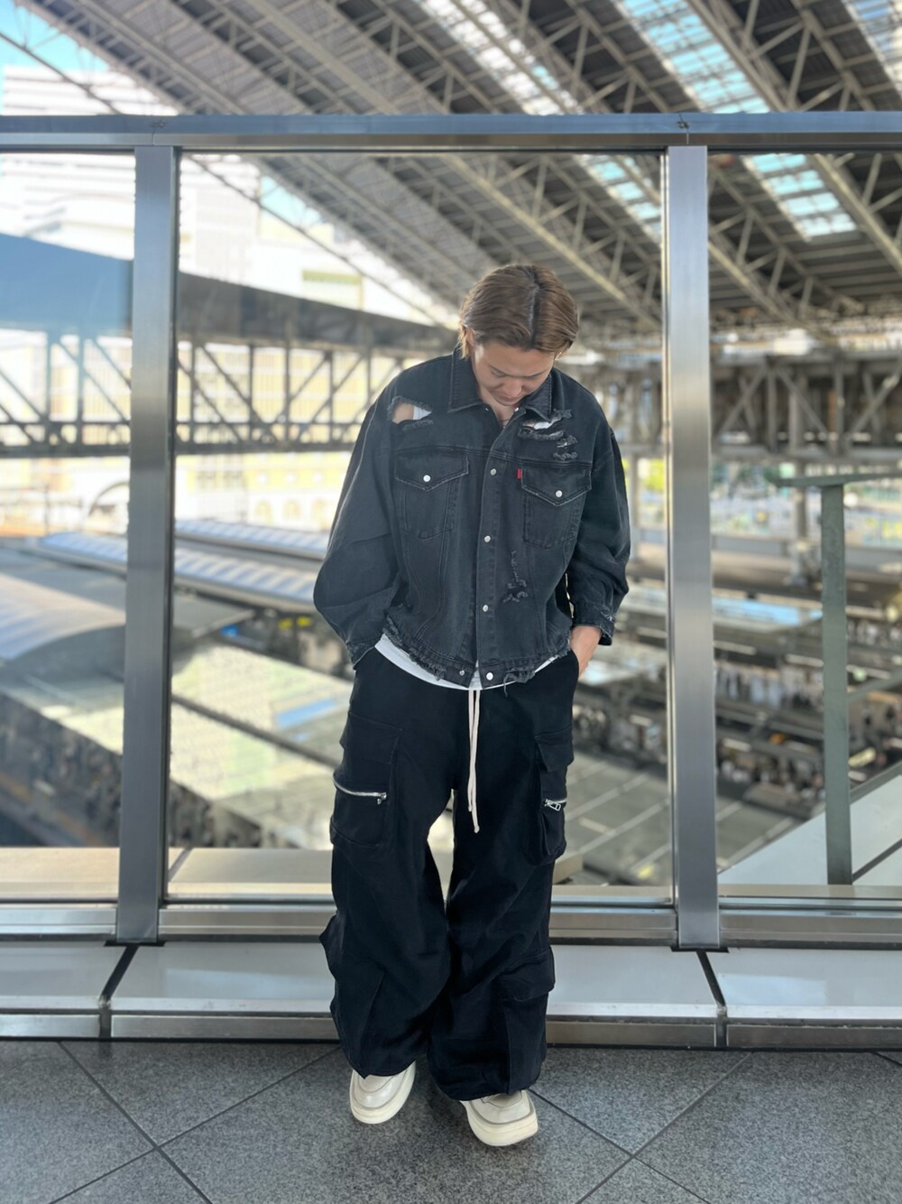 「LHP、lhplucuaosaka、シンプルコーデ、大人カジュアル、黒、ootd、ワントーンコーデ、ストリートコーデ、オーバーサイズ、カーゴパンツ、秋コーデ」｜「DANKE SCHONのDankeSchon/ダンケシェーン/11ozダメージデニムジャケット（デニムジャケット、グレー系）」を使った、RIKIKYAさん（メンズ・168cm）の夏コーディネートの1枚目の写真