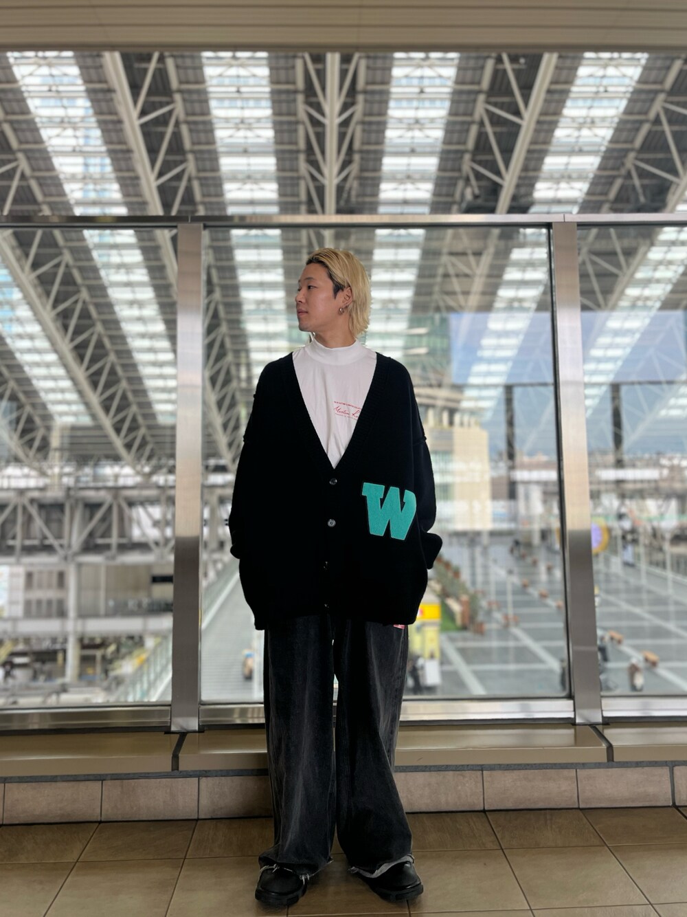 「LHP、休日スタイル、きれいめカジュアル、シンプルコーデ、モノトーンコーデ、カジュアルコーデ、秋冬コーデ、lhplucuaosaka」｜「WHITELANDのWHITELAND/ホワイトランド/TFNYカーディガン（カーディガン/ボレロ、ブラック系）」を使った、RIKIKYAさん（メンズ・168cm）の冬コーディネートの1枚目の写真