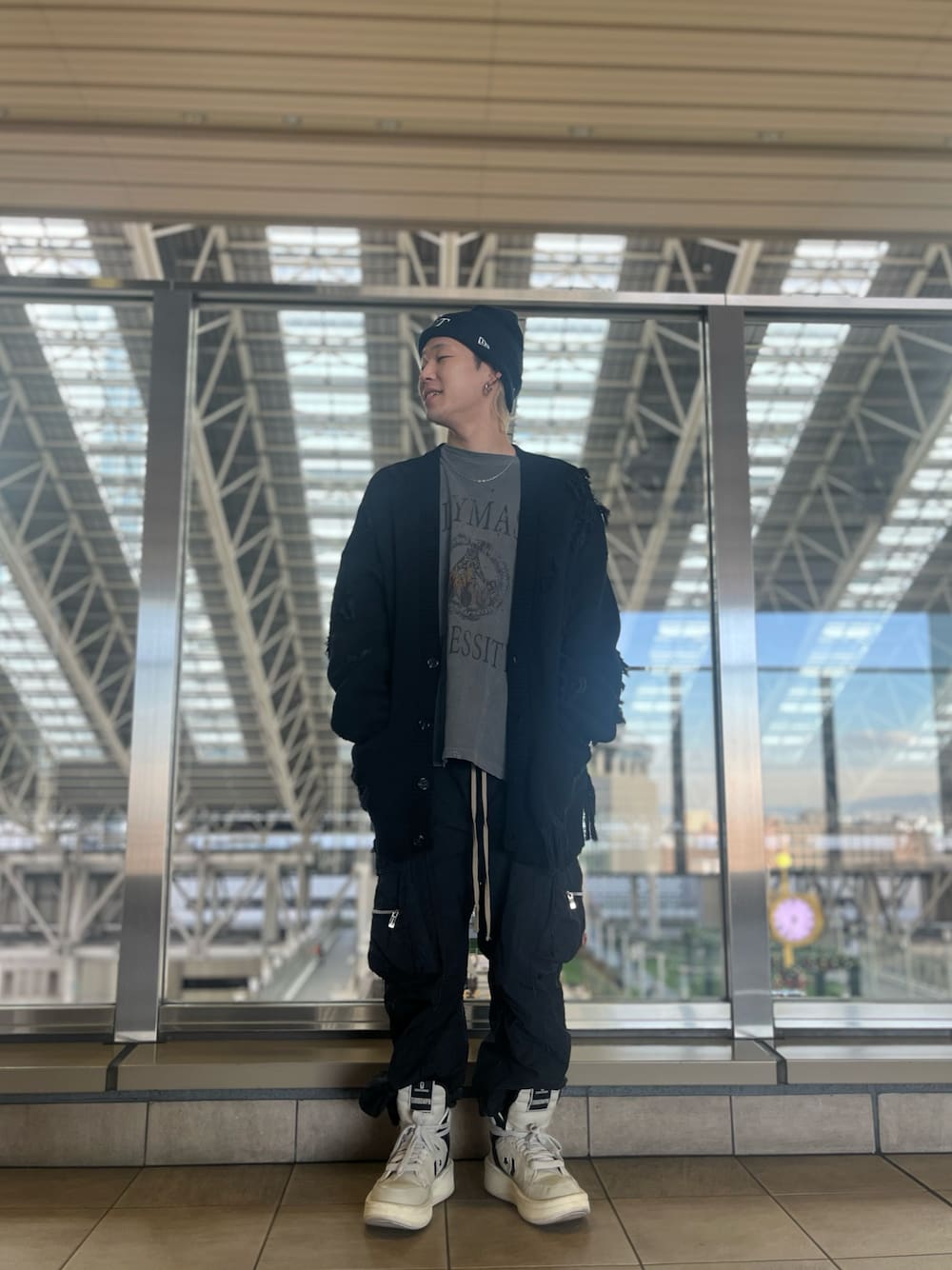 「LHP、モノトーン、ワイドパンツ、シンプルコーデ、メンズコーデ、お洒落さんとつながりたい、lhplucuaosaka、クリスマスに着たい服」｜「DANKE SCHONのDankeSchon/ダンケシェーン/PREMIUM COTTON OVERSIZE DAMEGE KNIT CARDIGAN/ダメージニットカーディガン（カーディガン/ボレロ、ブラック系）」を使った、RIKIKYAさん（メンズ・168cm）の冬コーディネートの1枚目の写真