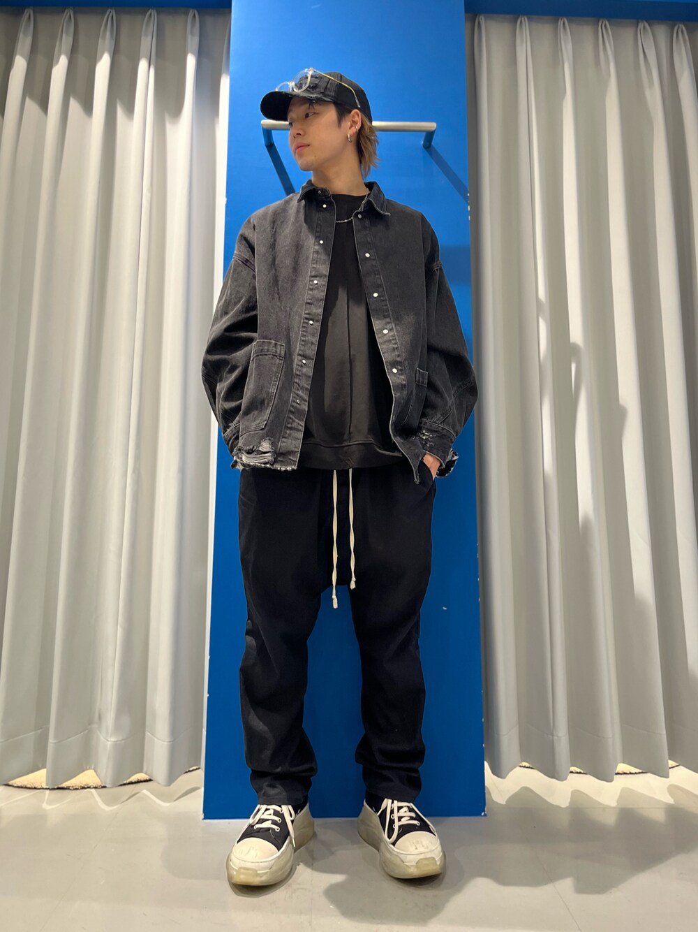 「LHP、lhplucuaosaka、お洒落さんとつながりたい、メンズコーデ、ブラックコーデ、大人カジュアル、シンプルスタイル、低身長男子」｜「DANKE SCHONのDankeSchon/ダンケシェーン/PREMIUM DENIM OVERSIZE DAMEGE SHIRTS（シャツ/ブラウス、ブラック系）」を使った、RIKIKYAさん（メンズ・168cm）の春コーディネートの1枚目の写真