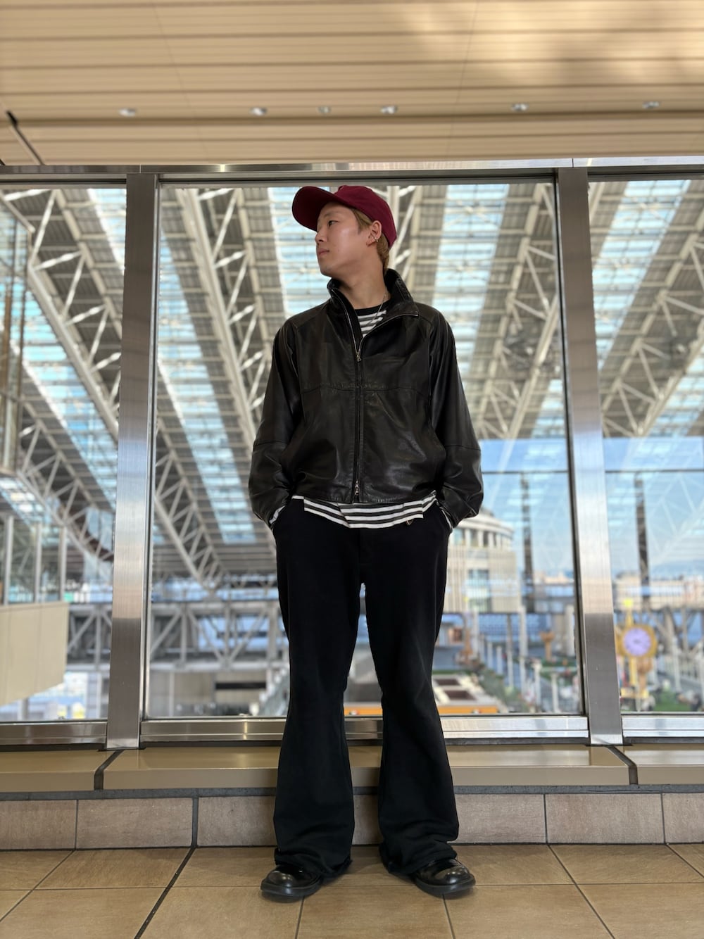 ブラック系のスウェットパンツを着用したメンズの秋コーディネートの1枚目の写真