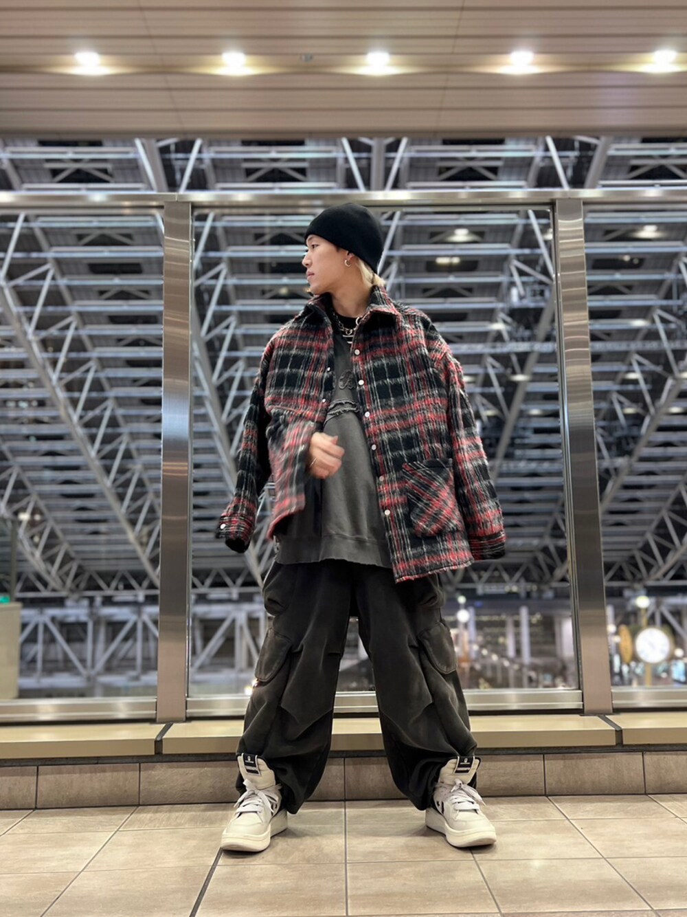 「LHP、lhplucuaosaka、お出かけコーデ、大人カジュアル、お洒落さんとつながりたい、メンズファッション、秋冬コーデ、リラックススタイル」｜「DANKE SCHONのDankeschon/ダンケシェーン/BLIND HOOK SHAGGY SH/ブラインドホックシャギーシャツ（シャツ/ブラウス、レッド系）」を使った、RIKIKYAさん（メンズ・168cm）の冬コーディネートの1枚目の写真