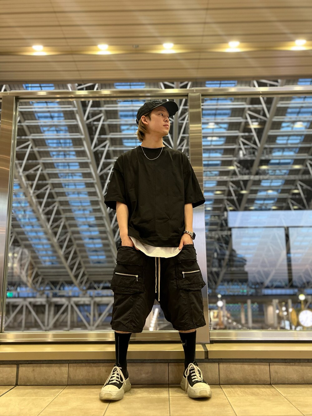 「LHP、lhplucuaosaka、春服コーデ、シンプルスタイル、おでかけコーデ、ブラック、カーゴパンツ」｜「DANKE SCHONのアイテム（Tシャツ/カットソー、ブラック系）」を使った、RIKIKYAさん（メンズ・168cm）の春コーディネートの1枚目の写真
